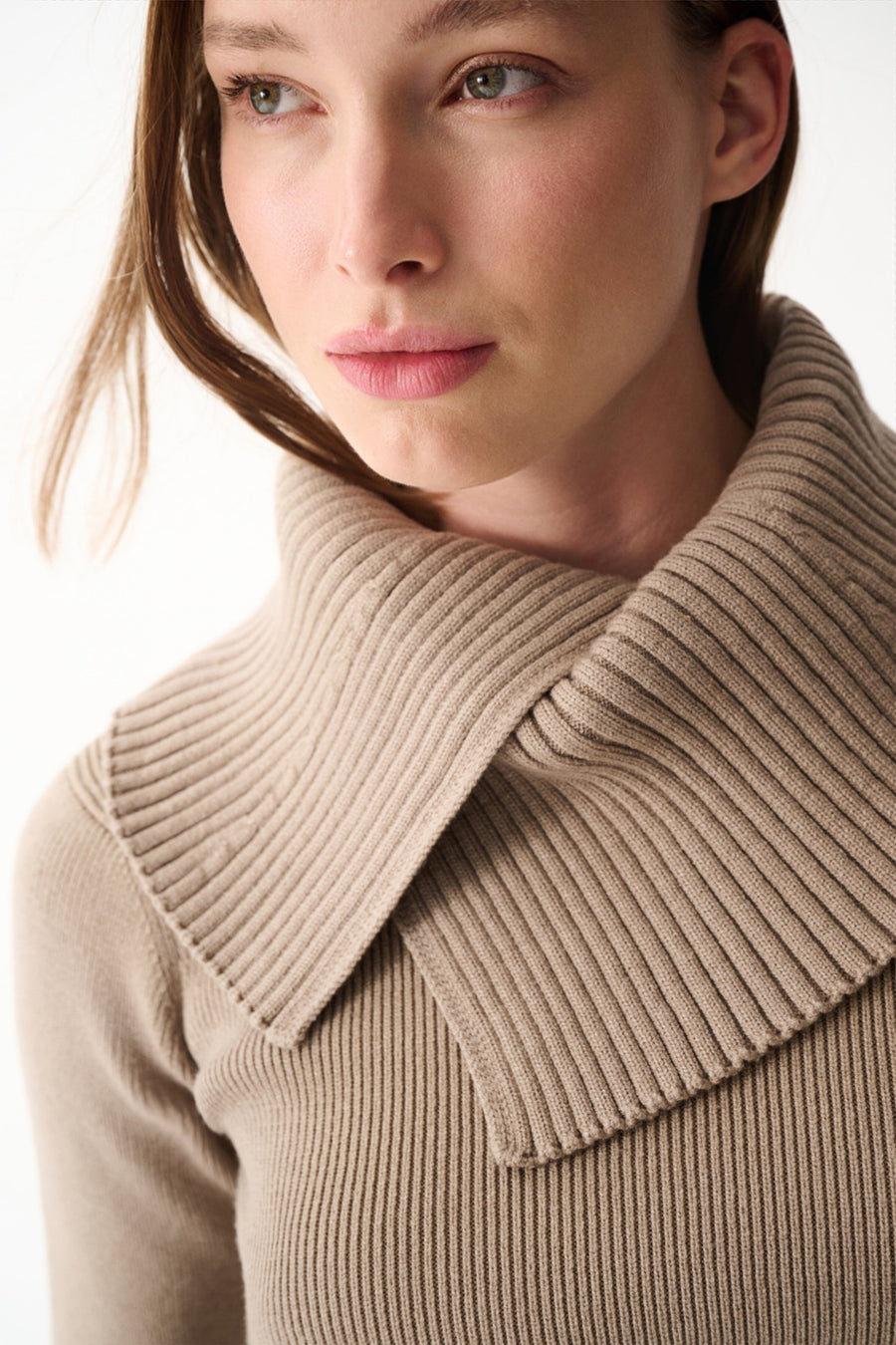 Turtleneck slit detail knit sweater